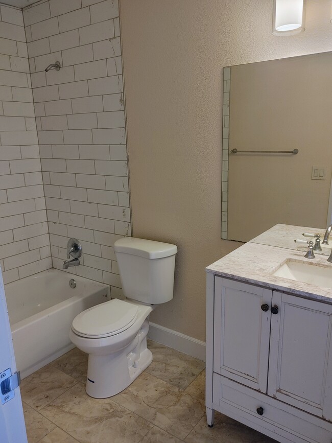 Master bedroom bathroom - 5340 del Gado dr