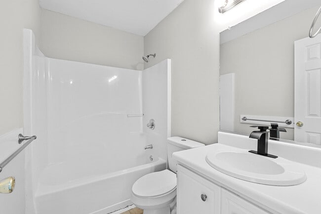 Building Photo - 5 Astor Ct