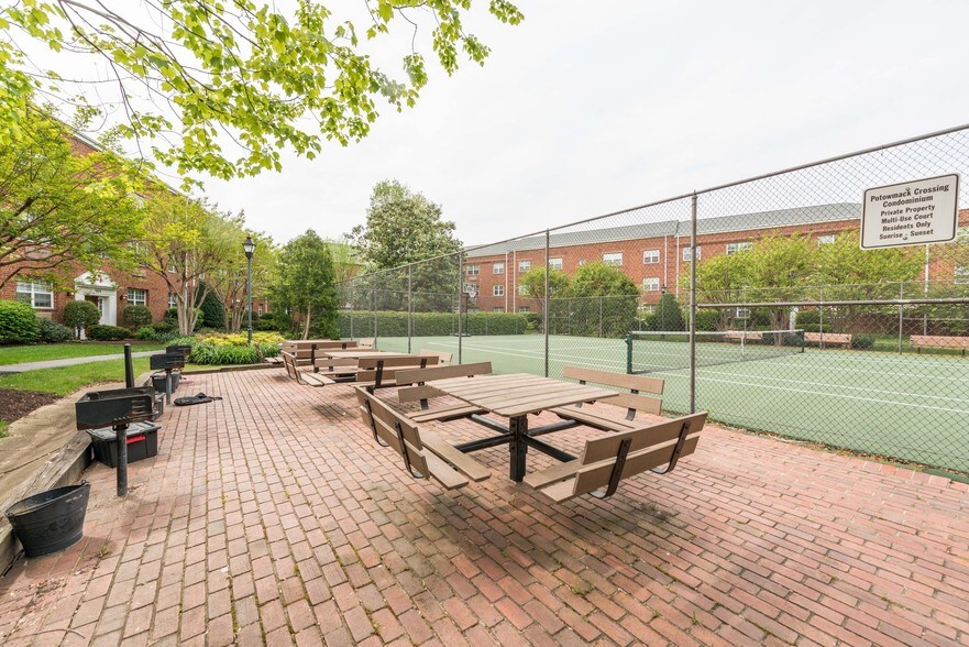 Tennis Court - 1618 W Abingdon Dr