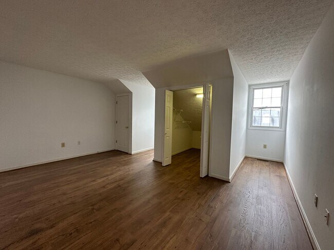 Building Photo - 2 Bedroom / 2 Bath Brick Condo - Bristol, TN