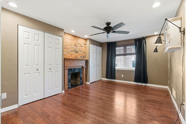 Building Photo - Charming 3 Bedroom/4 Bathroom Detached Home Located In The South Side Flats.  Available Immediately.