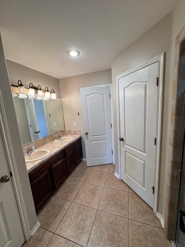 Building Photo - 705 Puig Dr