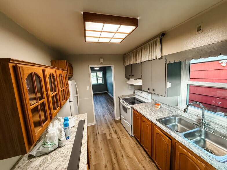 Building Photo - 903 38th St SE