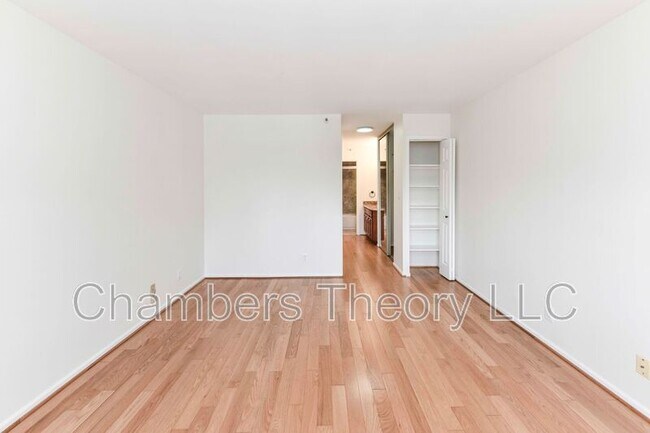 Building Photo - 1600 N Oak St