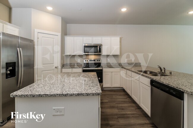 Building Photo - 610 Ava Trl