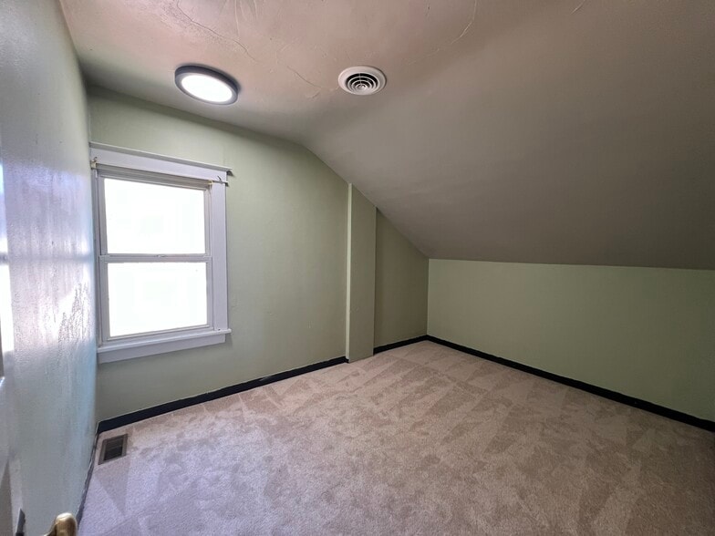 Office space - 8242 Buchanan Ave