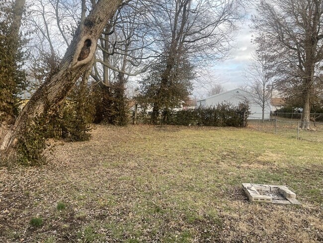 Building Photo - -Check out this cozy 2 bedroom 1 bathroom ...