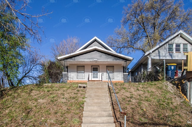 Building Photo - 812 Monroe Ave