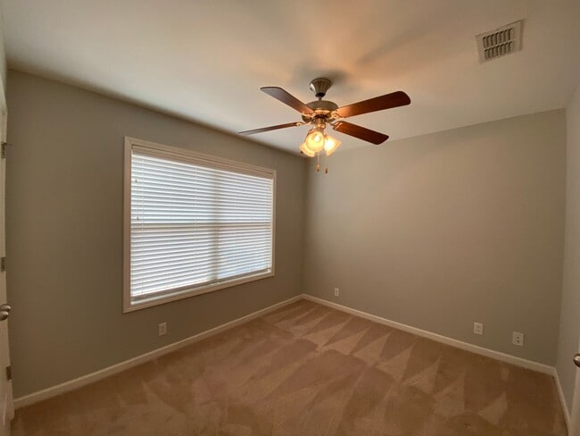 Building Photo - 3 Bedroom / 3 Bathroom / End Unit Townhome...