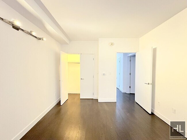 Building Photo - 3 bedroom 3 bathroom / Doorman/ Gym/ Pool ...