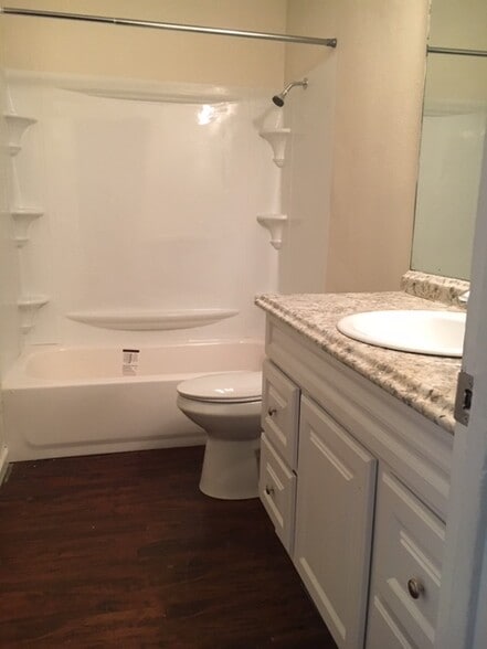 Building Photo - 2101 Magnolia Dr