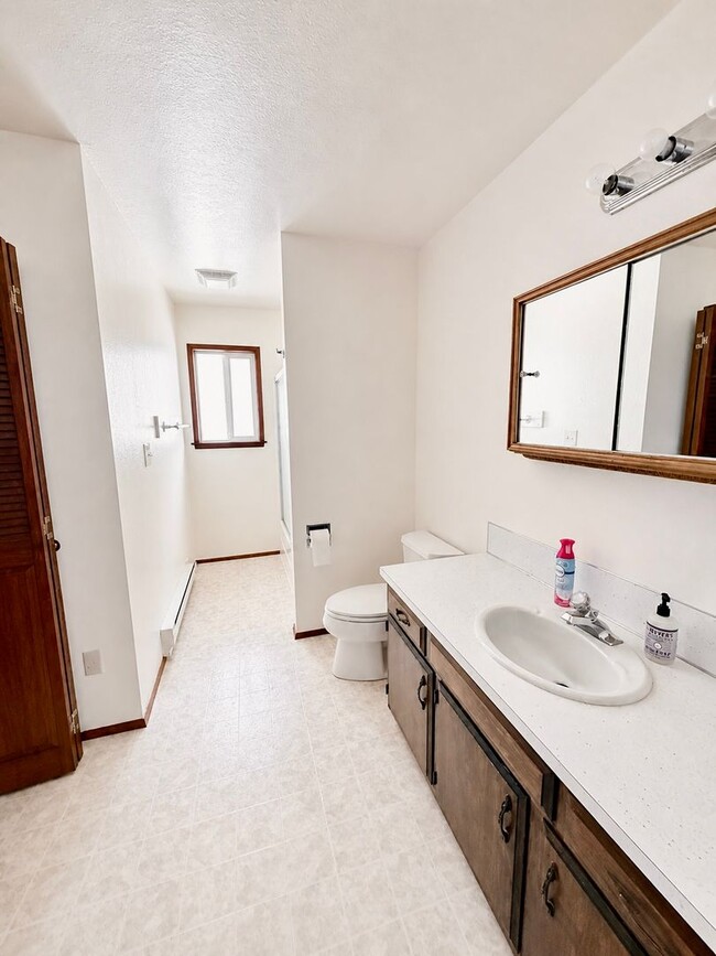 Building Photo - Large 3 Bed 1.5 Bath with large Garage Located in Cosmopolis