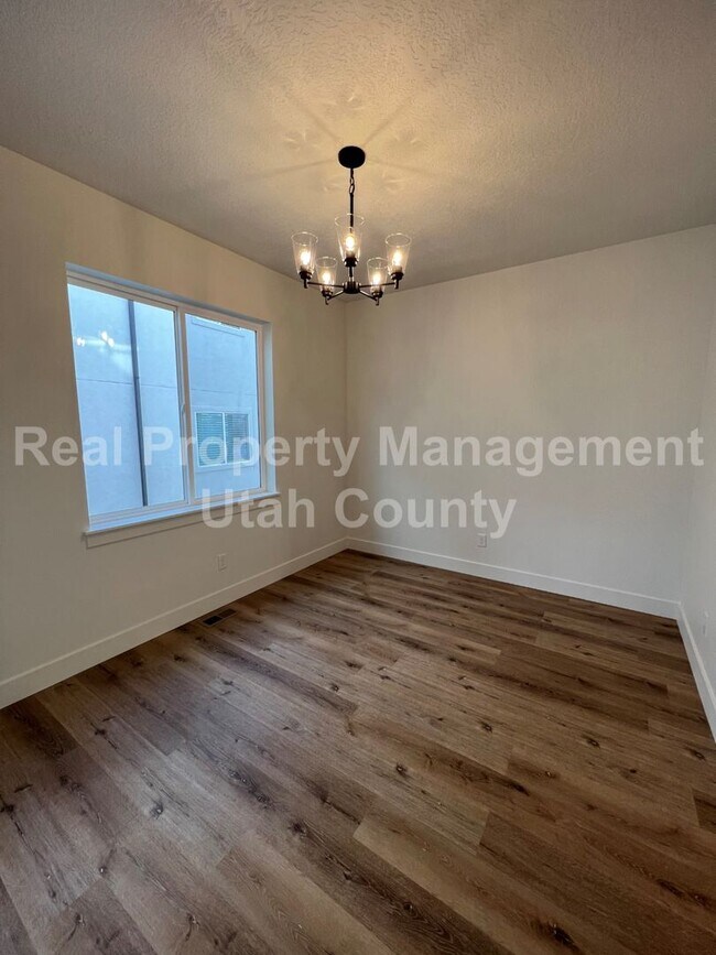 Building Photo - American Fork Town home small pet friendly