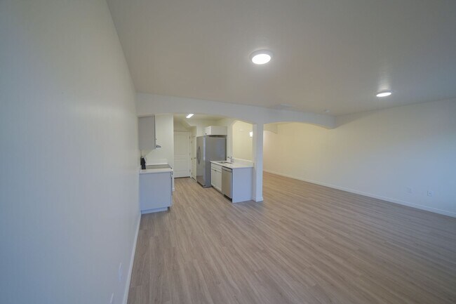 Building Photo - Remodeled 3 Bed / 2.5 Bath Townhome in Great Location