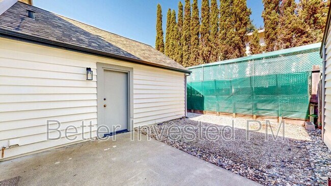 Building Photo - 657 Rinaldo St