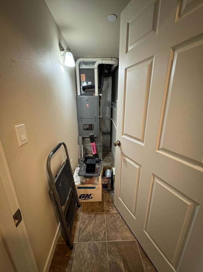 Building Photo - Spacious Duplex in Badger Mountain South