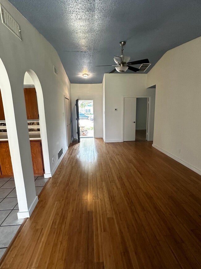 Building Photo - 1807 Elmwood Ln