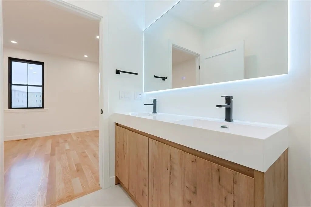 Building Photo - 12 George St