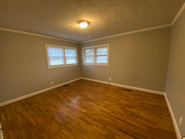 Building Photo - MOVE-IN READY!