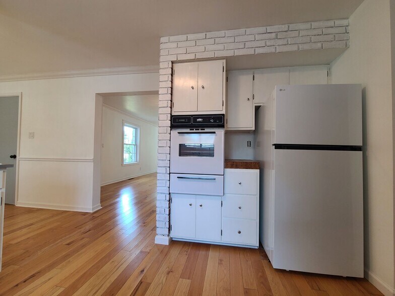 Building Photo - 547 Archer Ave