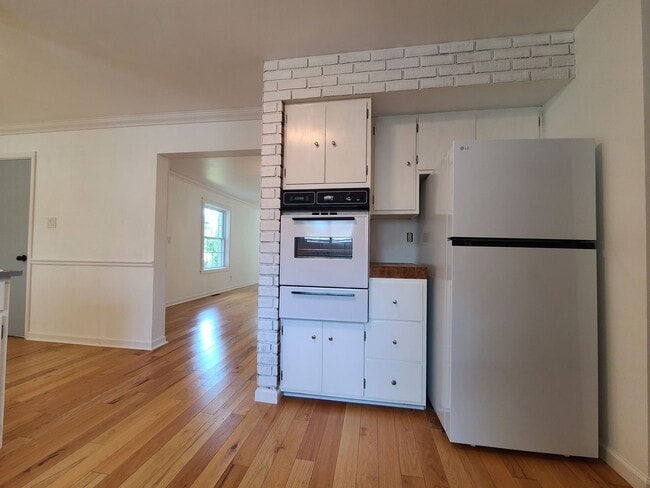 Building Photo - 3-bedroom, 2-bathroom home located in beau...