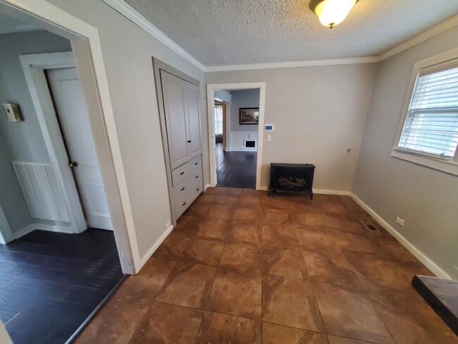 Building Photo - 633 Moulton St E