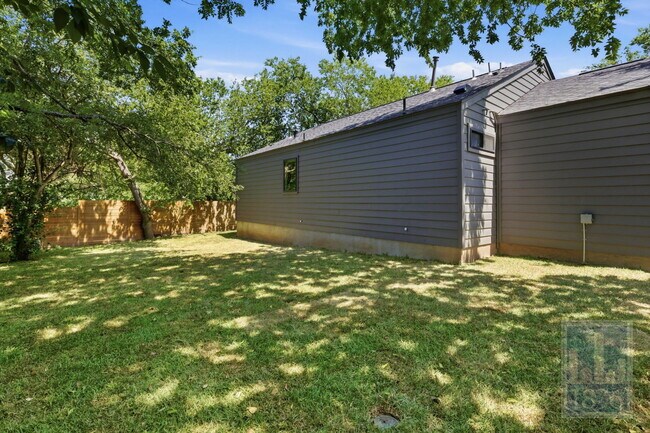 Building Photo - 505 Thelma Dr