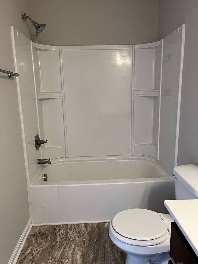 Building Photo - Cozy and Convenient Condo Living at Cambridge Condos in Gallatin, TN - 1192 sq ft Unit Available!