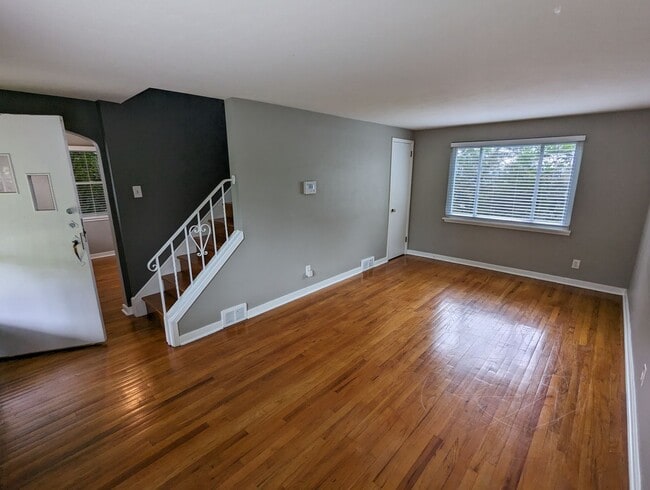 Building Photo - Cozy Single-Family Home with 2 Bedrooms an...