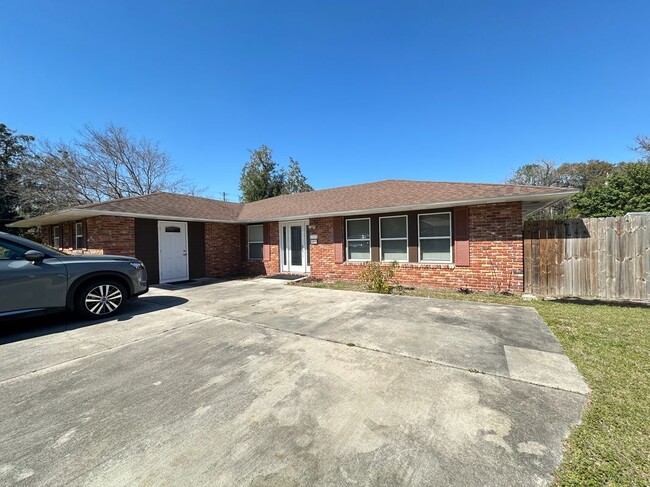 Building Photo - 121 SE Arapahoe Ln