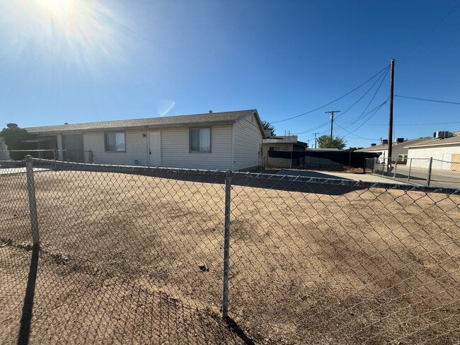 Building Photo - Hesperia Duplex-Spacious 2 Bedrooms, 1 Bat...