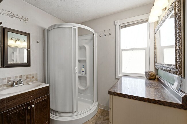 Building Photo - 3 Bed 2.5 Bath Fully Furnished single level rancher with fenced yard & plenty of space