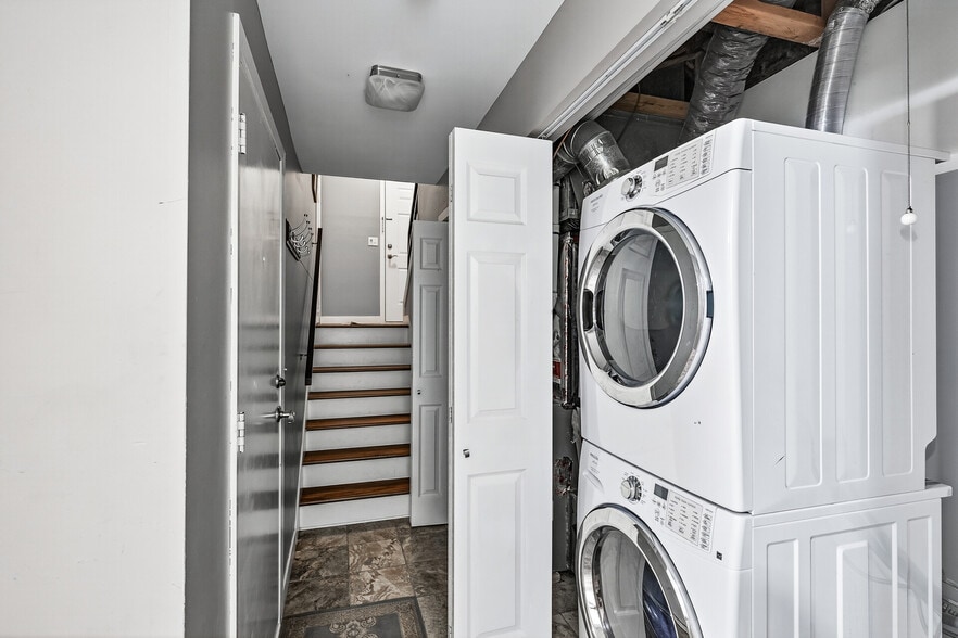 Washer/Dryer - 220 2nd St NE