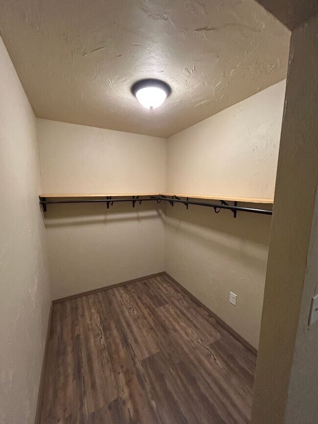 Building Photo - Huge Shop with 2 bedroom 2 bath Condo attached!