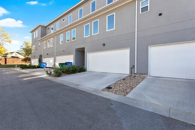 Building Photo - 7203 Bassett Ct