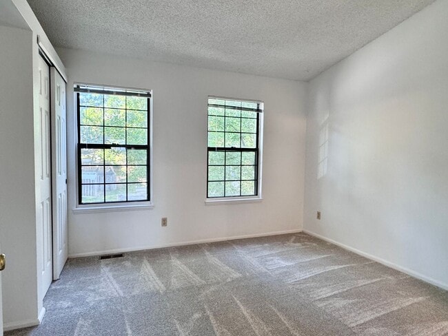 Building Photo - Well Maintained 2 BR/1BA Townhome Convenie...