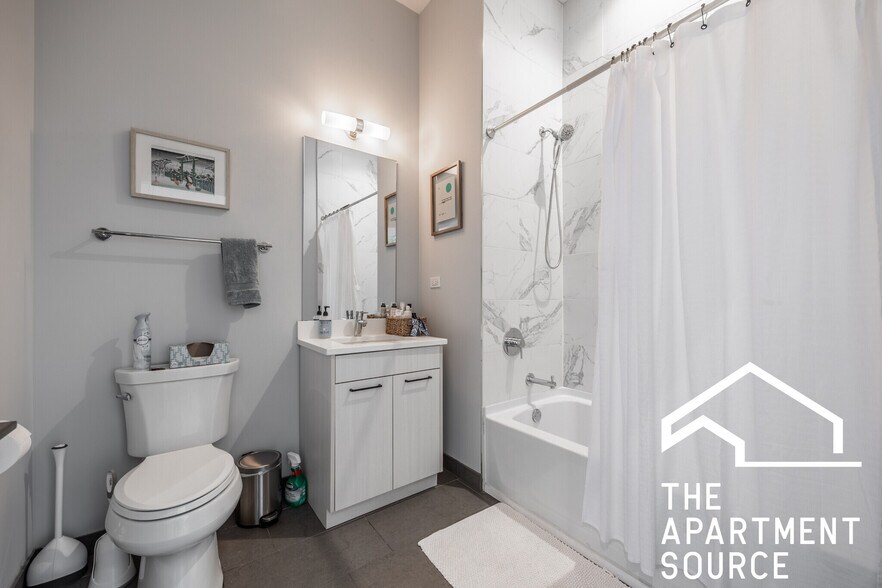 Building Photo - 2251 W Lawrence Ave