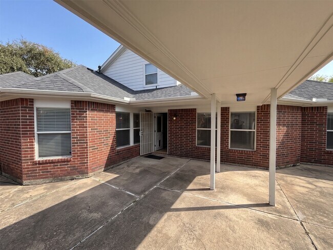 Building Photo - 3906 Eastland Lake Dr