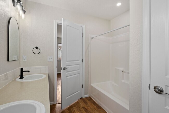 Building Photo - Move-In Ready 4 Bed, 3.5 Bath Home in Prime Loveland Location!