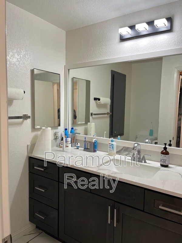 Building Photo - 1400 Bowe Ave