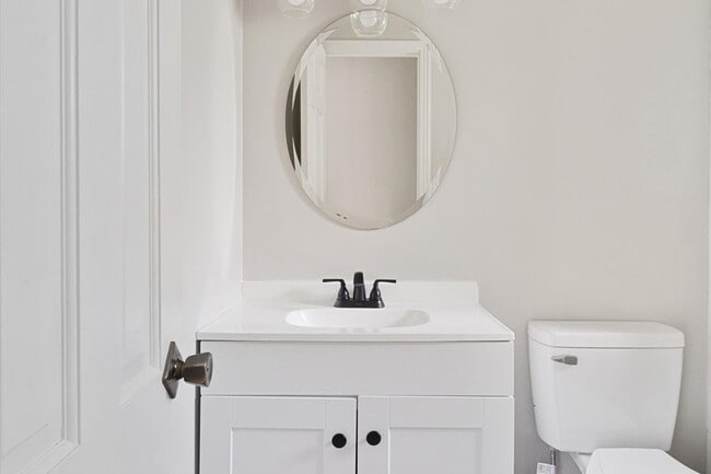 Building Photo - 204 Lake Cir Dr