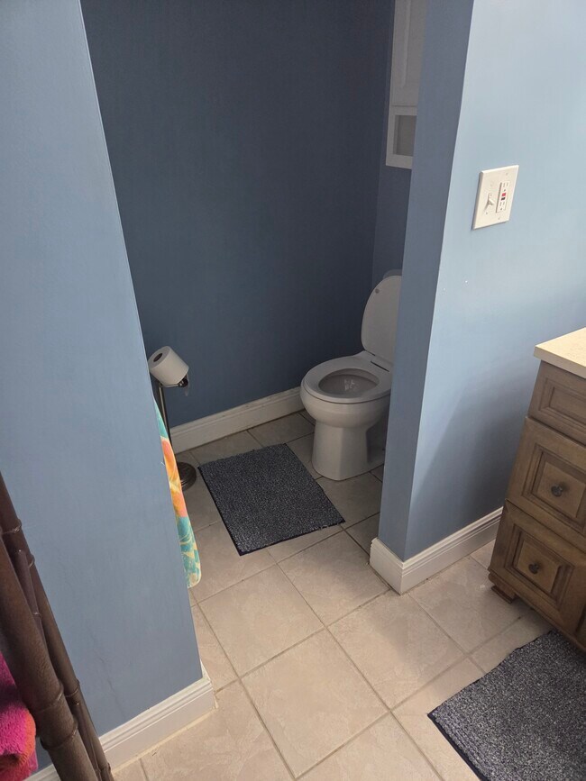 Building Photo - 215 Cypress Way E