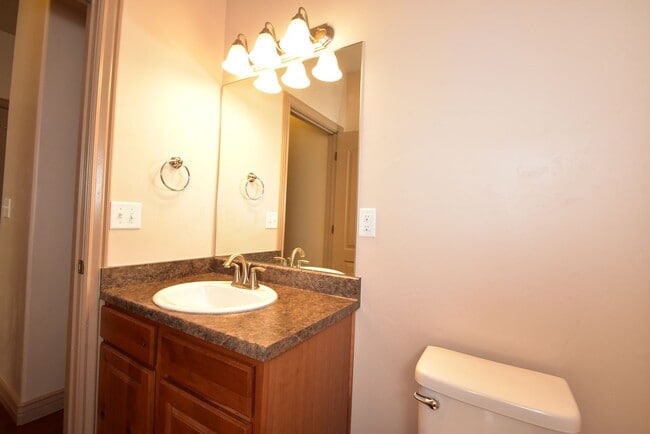 Building Photo - 3 Bed 2.5 Bath Home in HOA Community with Great Amenities!