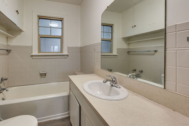 Building Photo - 1137 SE Uglow Ave