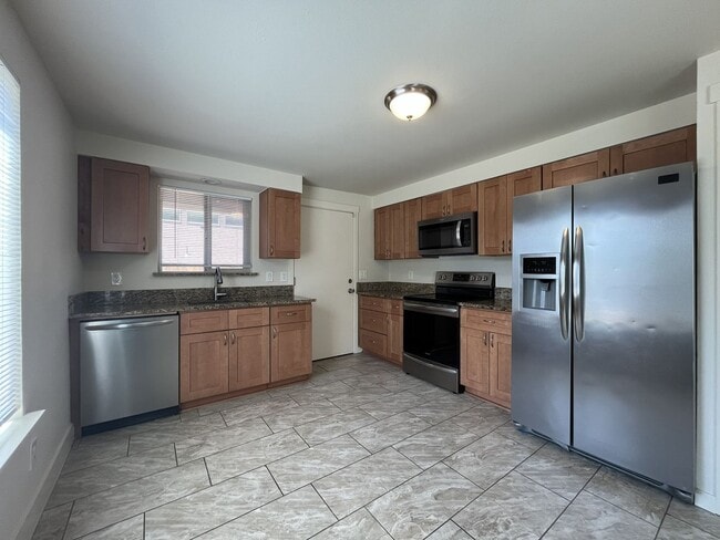 Building Photo - Bright and Airy Home with Stainless Steel Kitchen, Vaulted Ceilings & Washer + Dryer