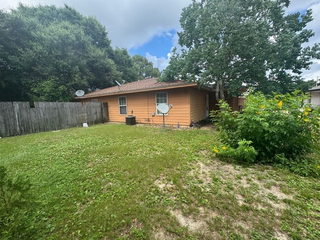 Building Photo - Gulf Breeze - Greenbriar Estate - 2 bedroom, 1 bathroom