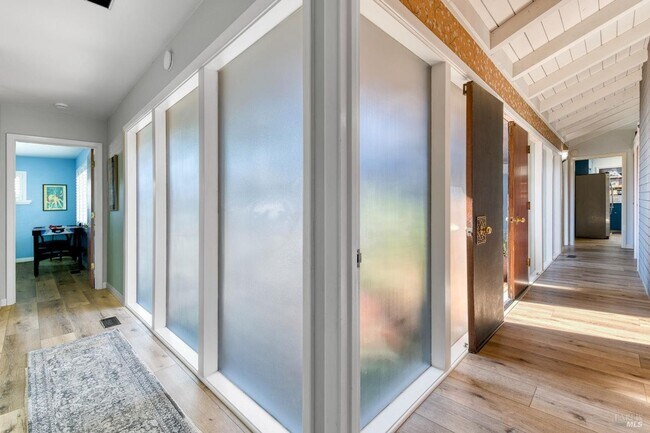 Building Photo - 10 Capri Ct
