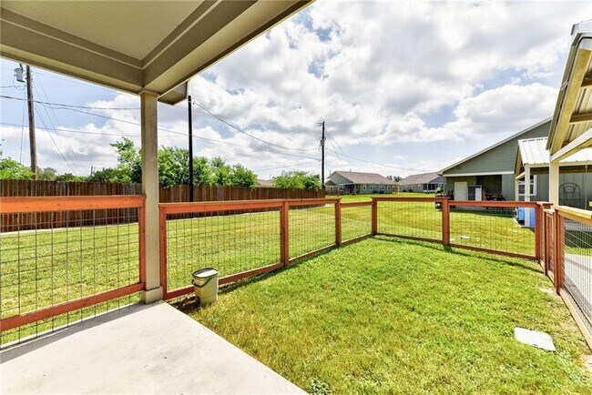 Building Photo - 400 Rose Dr