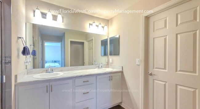 Building Photo - EXCEPTIONAL 3 BEDROOM/2 BATH HOME PLUS LARGE FENCED YARD! LONG TERM LEASE- UNFURNISHED!