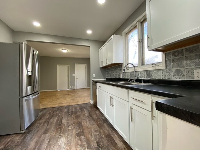 Building Photo - Amazing 4 Bedroom 1.5 Bathroom Townhome in...